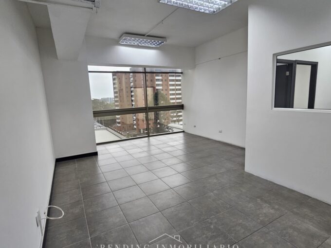 Oficina en renta zona 10 edificio Torino 2 de varios ambientes + un parqueo