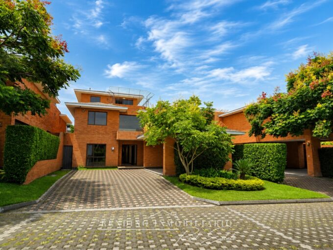 Casa en renta zona 10 condominio La Joya de 4 habitaciones + 6 parqueos