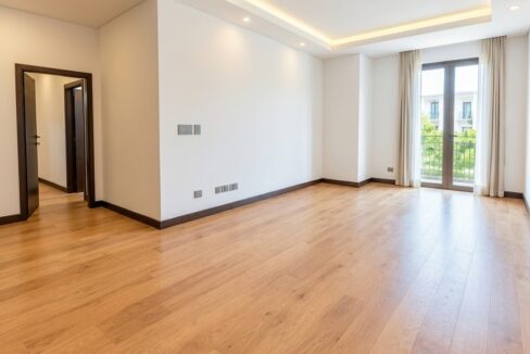 Sala principal con acceso a balcón del apartamento en Magnolias de Cayalá, Zona 16